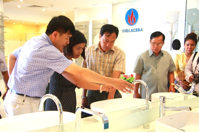 Đoàn phóng viên, báo chí truyền hình CHDCND Lào thăm Tổng Cty Viglacera