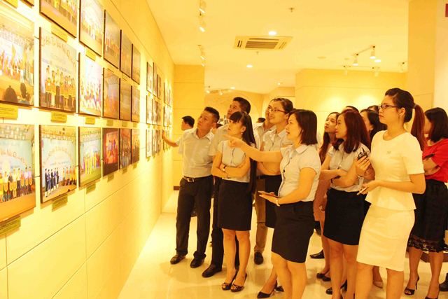 Công ty Cổ phần Kinh doanh Gạch ốp lát Viglacera thăm quan  nhà truyền thống Tổng công ty