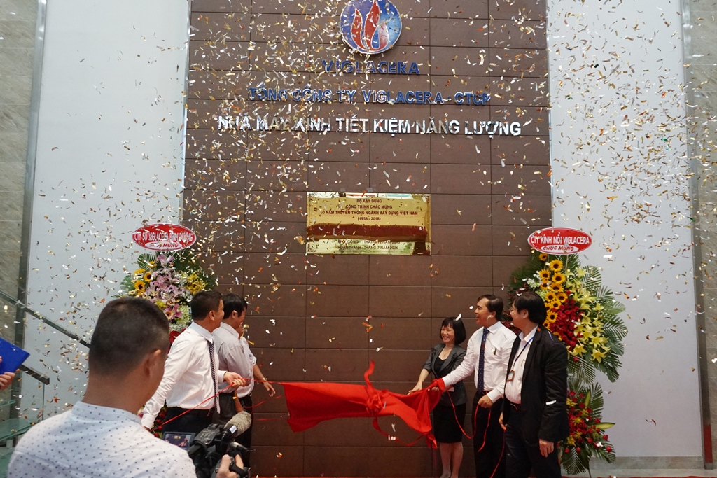 Nhà máy Kính tiết kiệm năng lượng Viglacera vinh dự được gắn biển công trình chào mừng kỷ niệm 60 năm Ngày truyền thống ngành Xây dựng